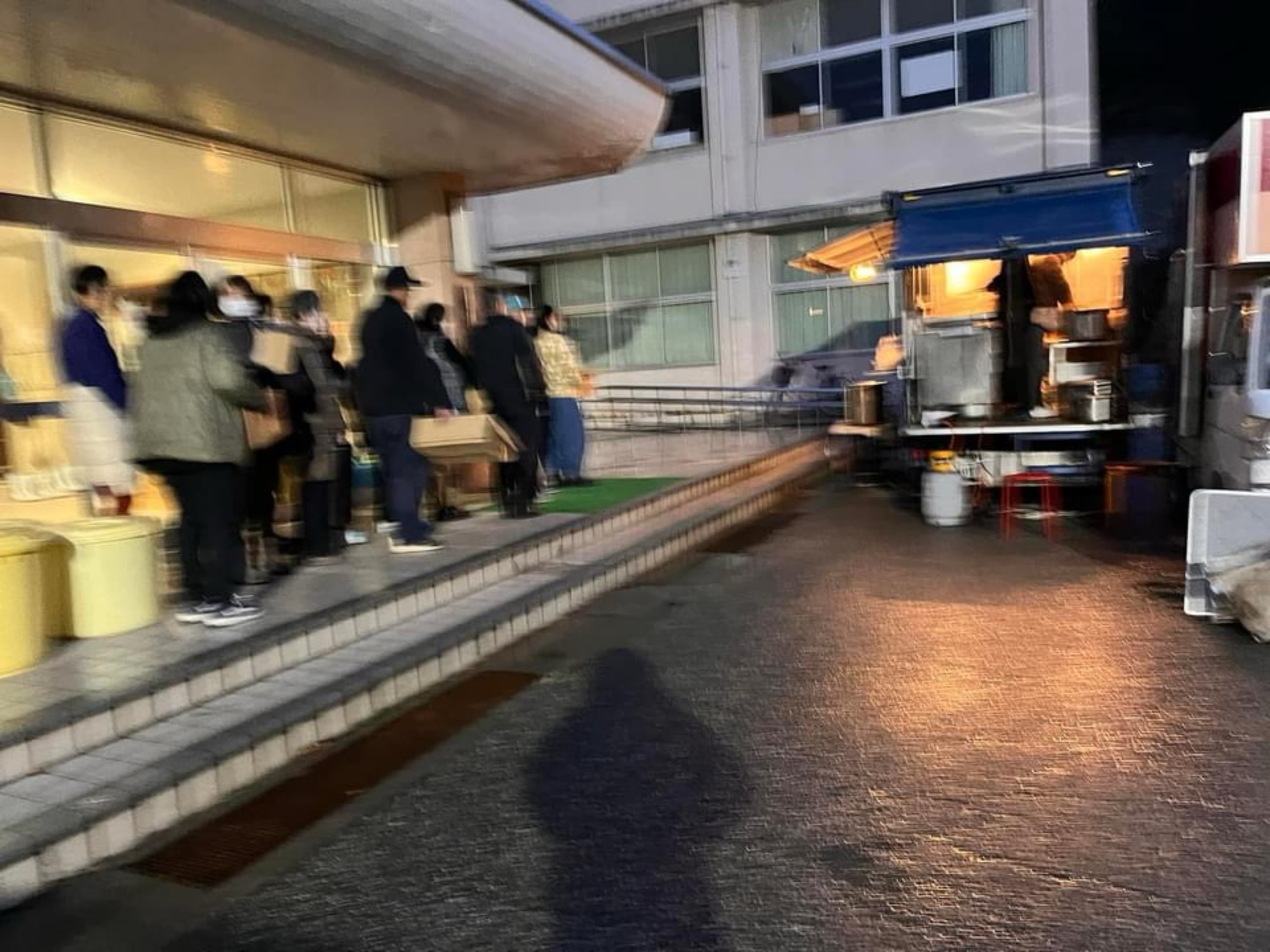 災害救援の表示があるキッチンカーの前面