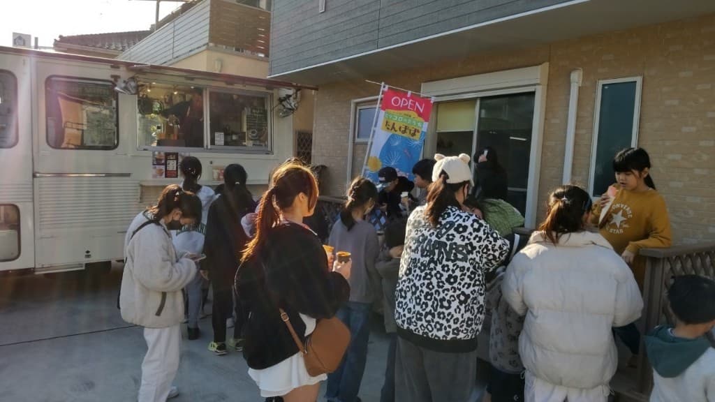 キッチンカー前で購入・交流する来場者
