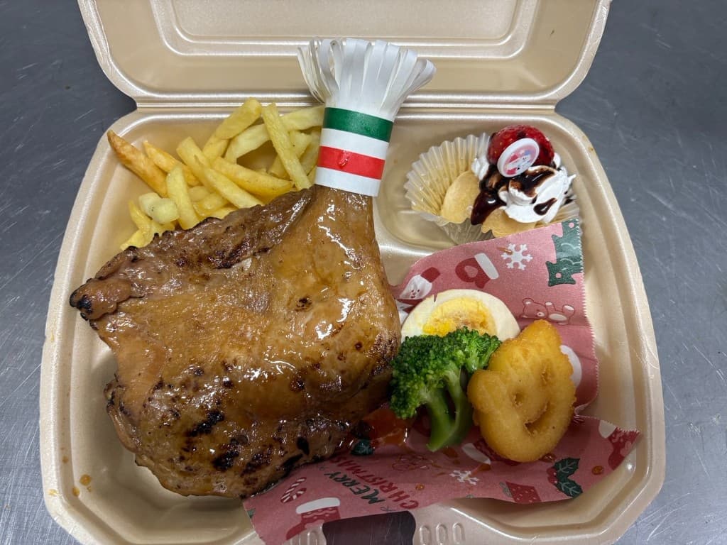 ローストチキンと付け合わせのテイクアウト弁当